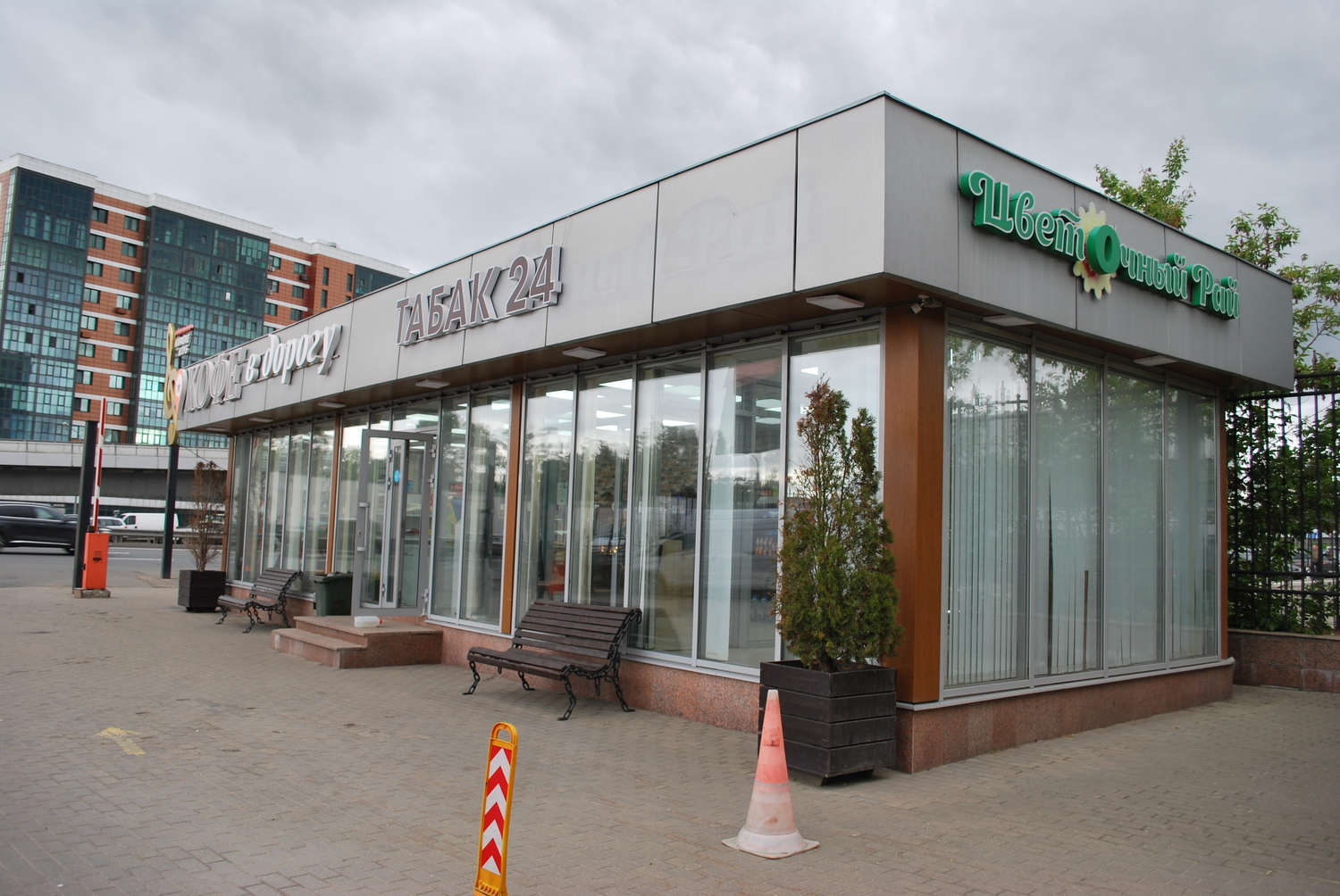 На территории имущественного комплекса расположилось кафе 