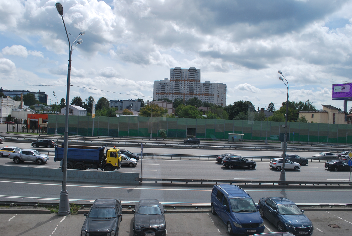 За комплексом 