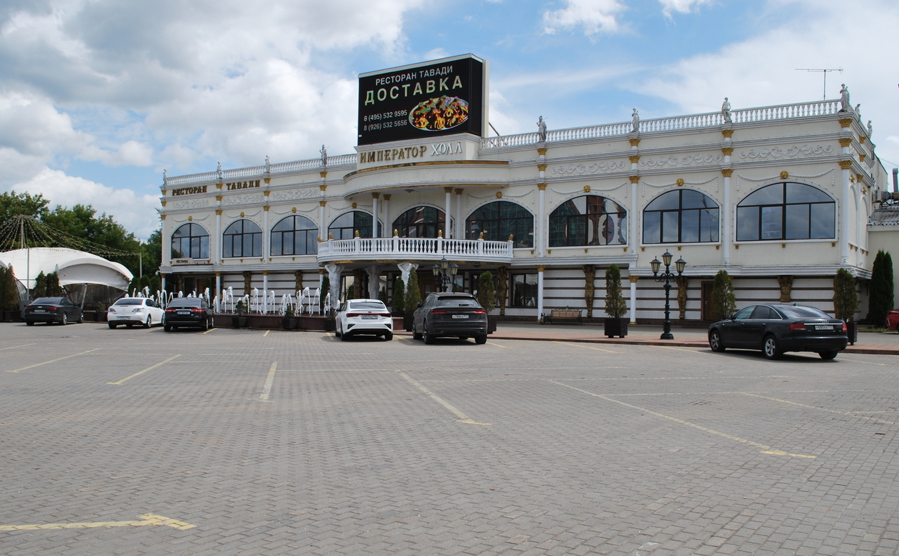 <span style="font-weight: bold;">Главное здание банкетного комплекса - ресторан ТАВАДИ</span>